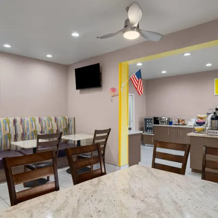 Days Inn & Suites by Wyndham Airport Albuquerque