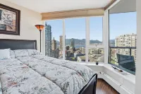 Luxury Downtown Ocean+Mountain views A/C Comfort Pool / hot tub/ sauna/ gym