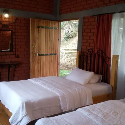 Tea Leaf Retreat Hotels near Embekka Devalaya