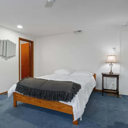 Sunflower Studio - 7 Minutes To Uo & 4 Minutes To Downtown 1 Bedroom Studio