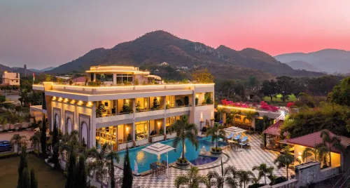 Mountain Creek 7BHK Villa by ELIVAAS - Villas