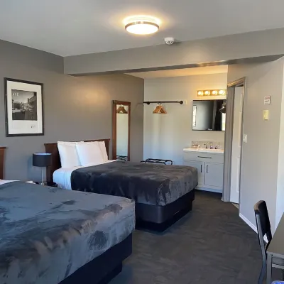 Monashee Lodge Hotels near Revelstoke Community & Aquatic Centre