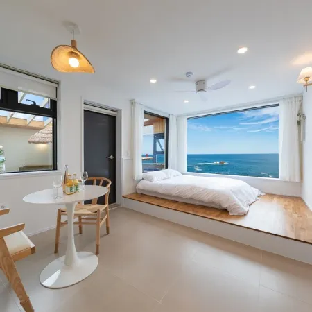Gangneung Hue Pension (Ocean View, Spa, Couple Отели рядом с достопримечательностью «Библиотека «Сунджу»»