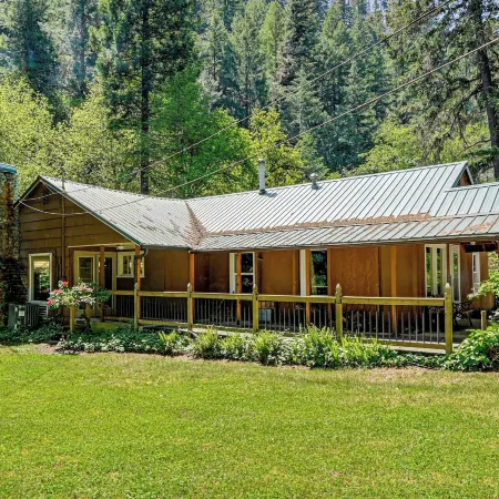 Outdoor Adventure: Tranquil Creekside Retreat