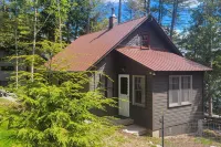 Private Dock & Beach! Lakefront, Fire-pit, Boats - Wifi