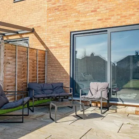 Perfect Booking 4 Bed Home in Swindon