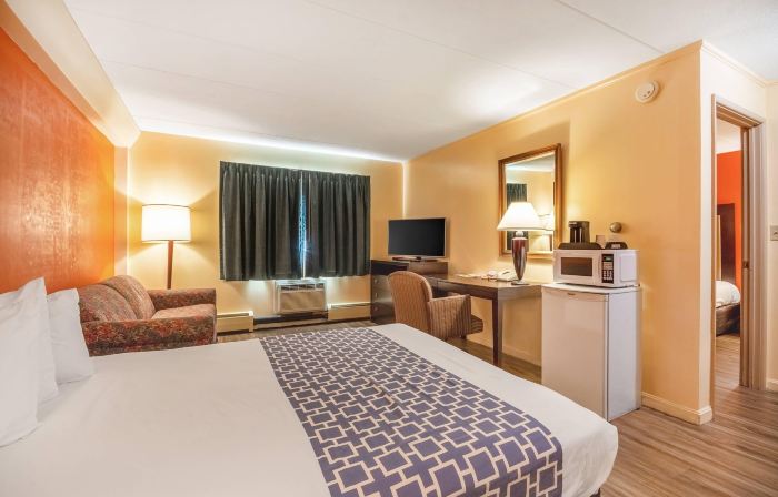 Econo Lodge Inn & Suites Airport