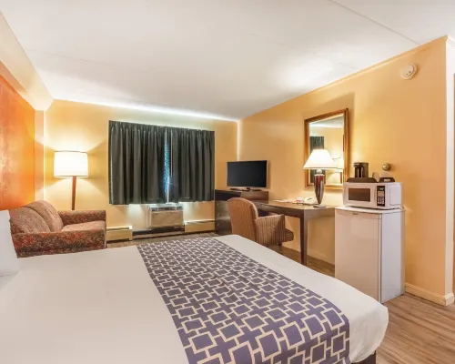 Econo Lodge Inn & Suites Airport Hotels in Windsor Locks