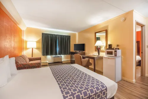 Econo Lodge Inn & Suites Airport