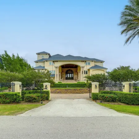 Bayfront Villa w/ Million-dollar Views in Seabrook