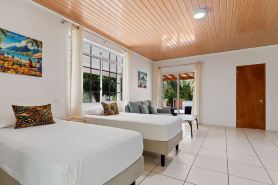 2BR Moorea Retreat With Private Canal BBQ