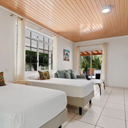 2BR Moorea Retreat With Private Canal BBQ