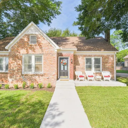 BEE in BRENHAM Holiday Cottage - Premium location walking distance to downtown