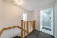 2 Bed Apartment Sleeps 3 -Smart Tv -Private Garden - parking