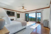 Luxury 38-Acre Calistoga Mansion - Pool, Vineyard, Amazing Views, Boccee & More - Private Pools