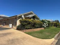 Starlight Motor Inn - parking