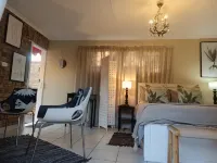 Private cottage, sleeps 2, perfect for work & play - Mountain view