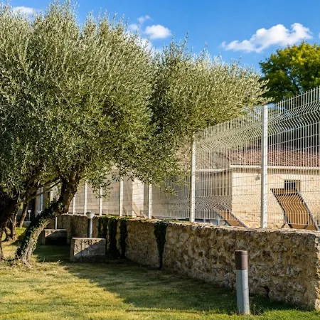 Uzès superb, comfortable gîte with swimming pool 700m from town center: