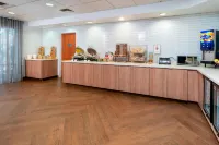 本德市中心萬楓飯店 - 早餐