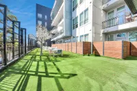 Luxury Houston Apartment: Rooftop Pool, City Views & King Beds Near Downtown - Condos