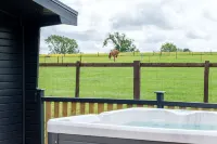 The Paddock Lodge with Hot Tub - Bathtub