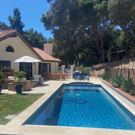 West Side 3BR/3BA - En suite layout, Pool&Hot Tub, nestled in oak covered hills!