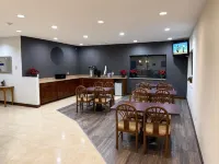 Days Inn by Wyndham Topeka - Bathtub