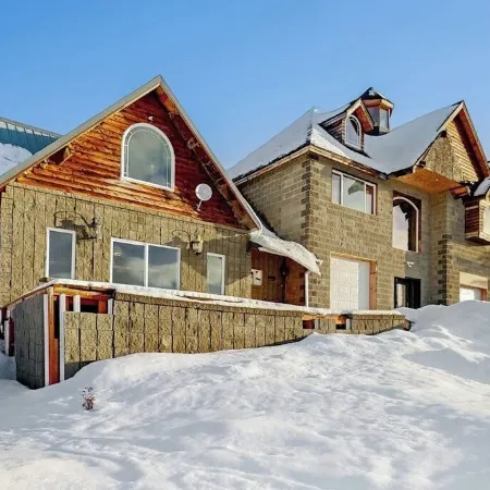 High-altitude Cottage Perched 1,700 Feet Above City
