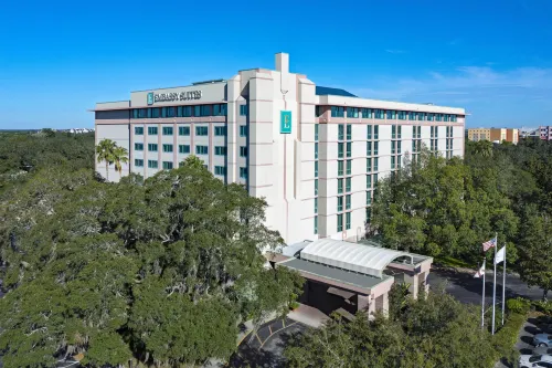Embassy Suites by Hilton Tampa USF Near Busch Gardens - Barer
