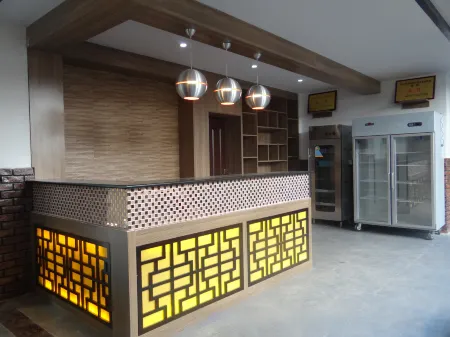 Yuan mou shu shu yuan Hotel Отели рядом с достопримечательностью «Langbapu Earth Forest (Xinhua Earth Forest)»