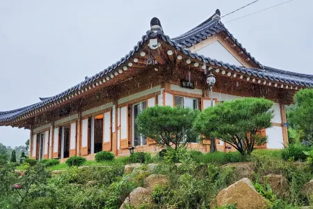 Andong Song GYE Heon Hanok Stay Отели рядом с достопримечательностью «Byeongsanseowon Confucian Academy»