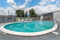 Econo Lodge - Pools
