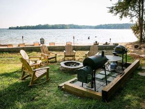 New Waterfront Cabin on the Large Sundeck 1 Bedroom Cabin by Redawning