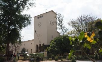 Woodlands Lodge & Tours - Housity