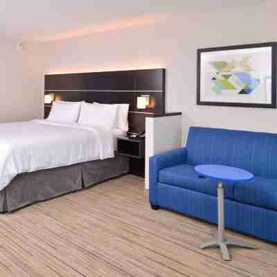 Holiday Inn Express & Suites OLATHE WEST by IHG Rooms