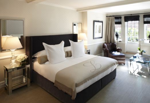 로웰 호텔의 우아하게 꾸며진 객실 인테리어