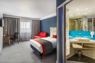 Holiday Inn Express London - Watford Junction Hotels near Warner Bros. Studio Tour London