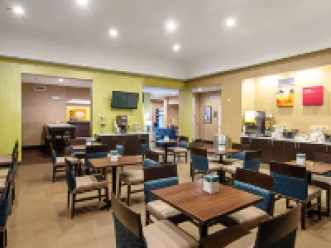 コンフォート スイーツ NW ダラス ニア ラブ フィールド ダラスのホテル