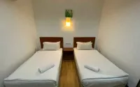 Switz Paradise Hotel - 5 Minute Walk to Centre Point and 10 Minute Walk to Waterfront-