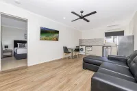 Cascade Motel in Townsville - parking