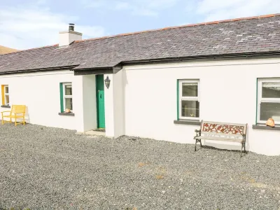 Pat White's Cottage Отели в г. 