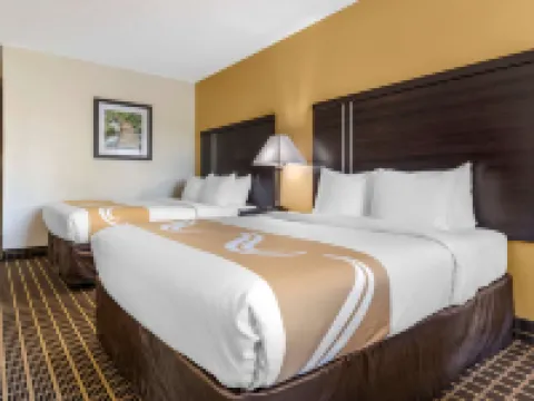 Quality Inn & Suites Warren Hotels in Warren