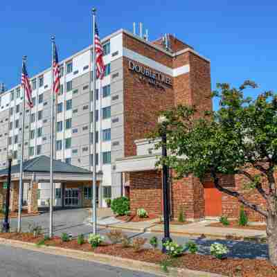 DoubleTree by Hilton Neenah Hotel Exterior