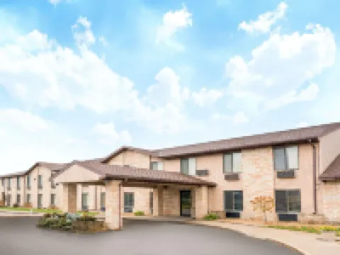 เดย์สอินน์ บายวินด์แฮม แบล็ค ริเวอร์ฟอลส์ ไอ-94 ออน เอทีวี เทรล โรงแรมในJackson County