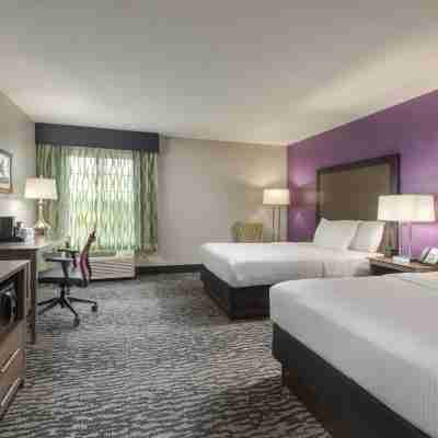 La Quinta Inn & Suites by Wyndham Visalia/Sequoia Gateway Rooms