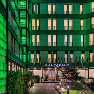 Hotel Raffaello Отели рядом с достопримечательностью «Семпионе»