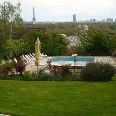 Paris Belvedere with Panoramic View on Paris and Eiffel Tower Fitness & Recreational Facilities