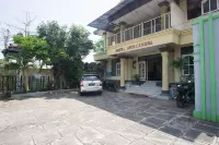 RedDoorz Syariah @ Jalan Gajah Mada Hotel dekat Dira Collection Ambulu