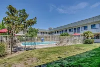 Super 8 by Wyndham Tracy - Pools