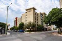 SpringHill Suites San Antonio Alamo Plaza/Convention Center Hotel berhampiran Strayer University